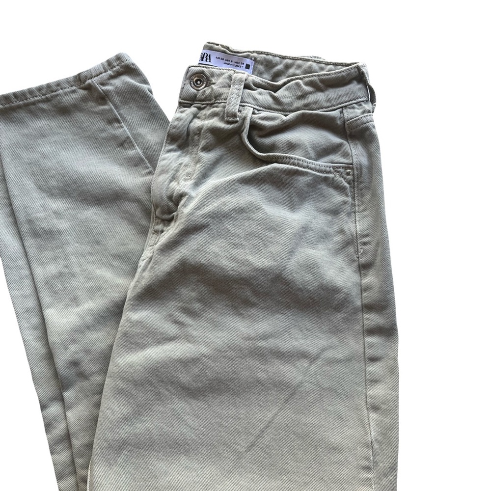 Zara High Rise Mom Jeans in Dusty Stone. Size 6